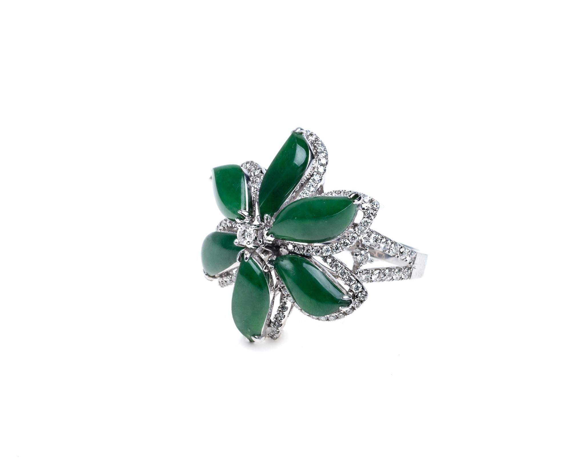 Imperial Ring aus grünem Jadeit, Jade-Blume und Diamant, zertifiziert unbehandelt (Zeitgenössisch) im Angebot