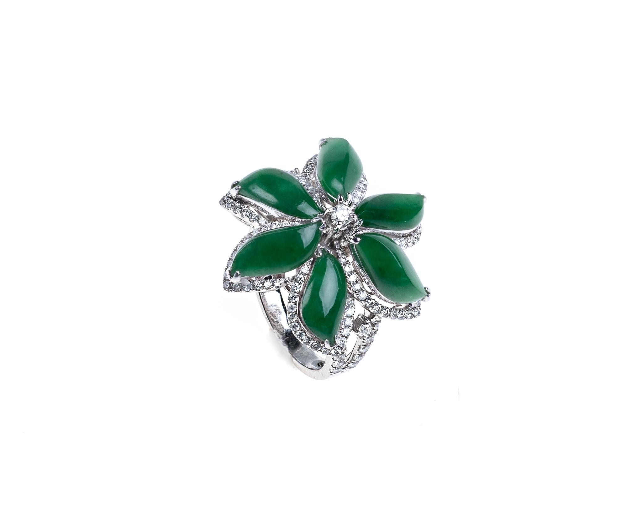 Imperial Ring aus grünem Jadeit, Jade-Blume und Diamant, zertifiziert unbehandelt (Rohschliff) im Angebot