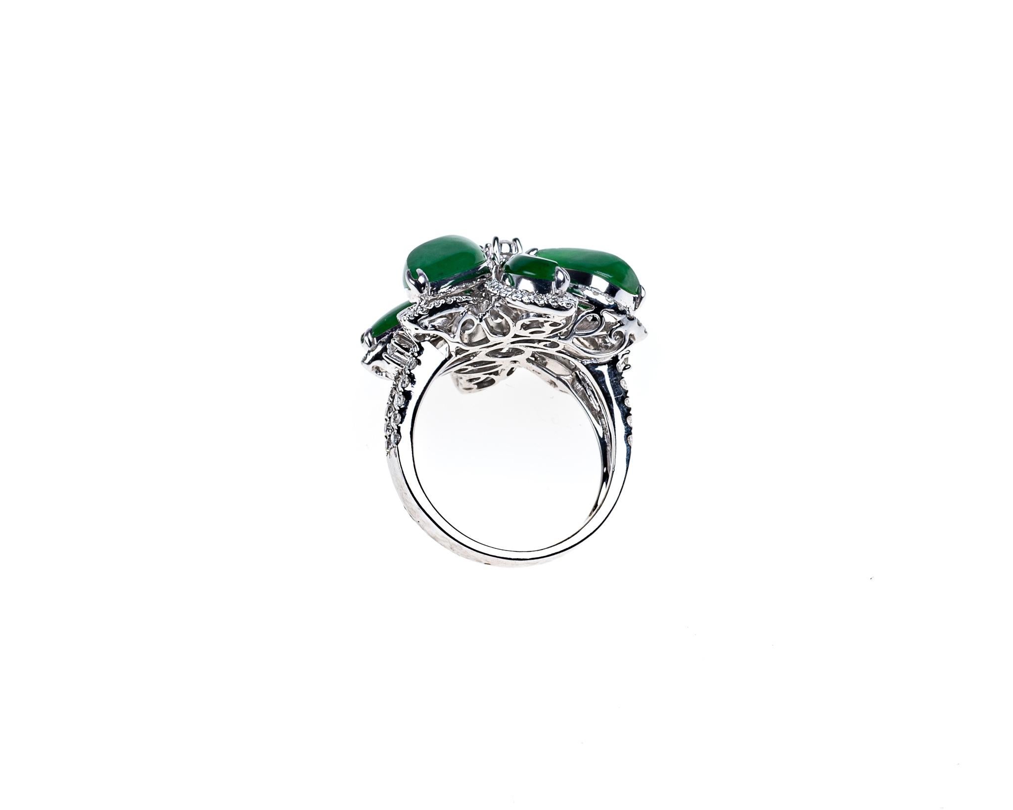 Imperial Ring aus grünem Jadeit, Jade-Blume und Diamant, zertifiziert unbehandelt im Zustand „Neu“ im Angebot in San Francisco, CA