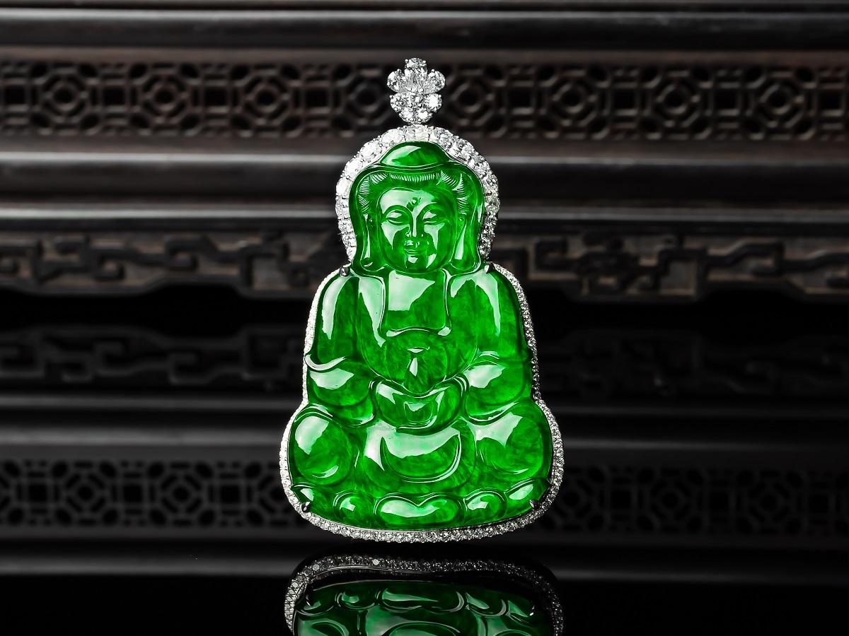 Moderno Ciondolo Kwan Yin in giadeite verde imperiale con diamanti in vendita