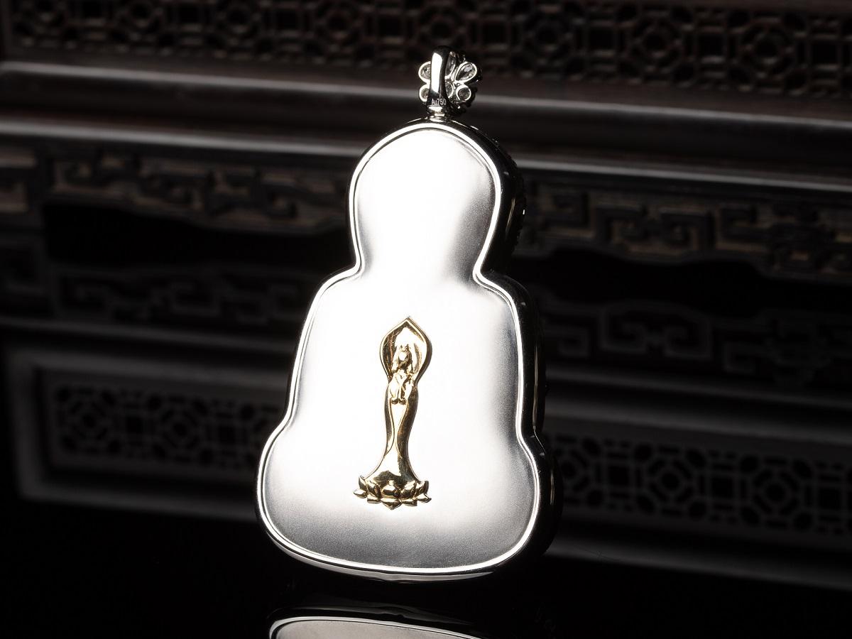 Taglio misto Ciondolo Kwan Yin in giadeite verde imperiale con diamanti in vendita