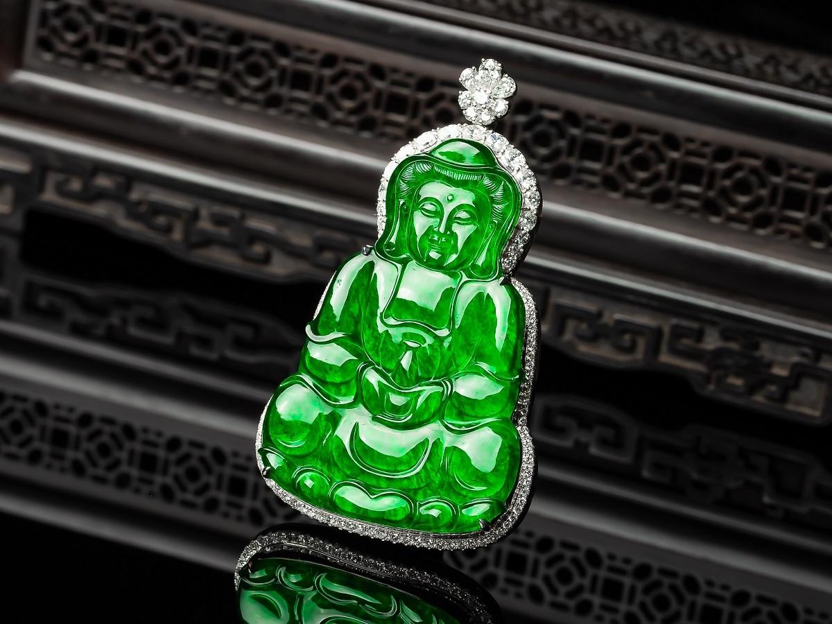 Ciondolo Kwan Yin in giadeite verde imperiale con diamanti In condizioni Nuovo in vendita a LA, CA
