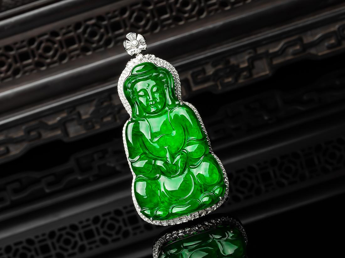 Pendentif Kwan Yin impérial en jadéite verte et diamants Neuf - En vente à LA, CA