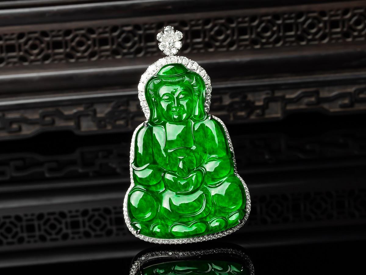 da uomo o donna Ciondolo Kwan Yin in giadeite verde imperiale con diamanti in vendita