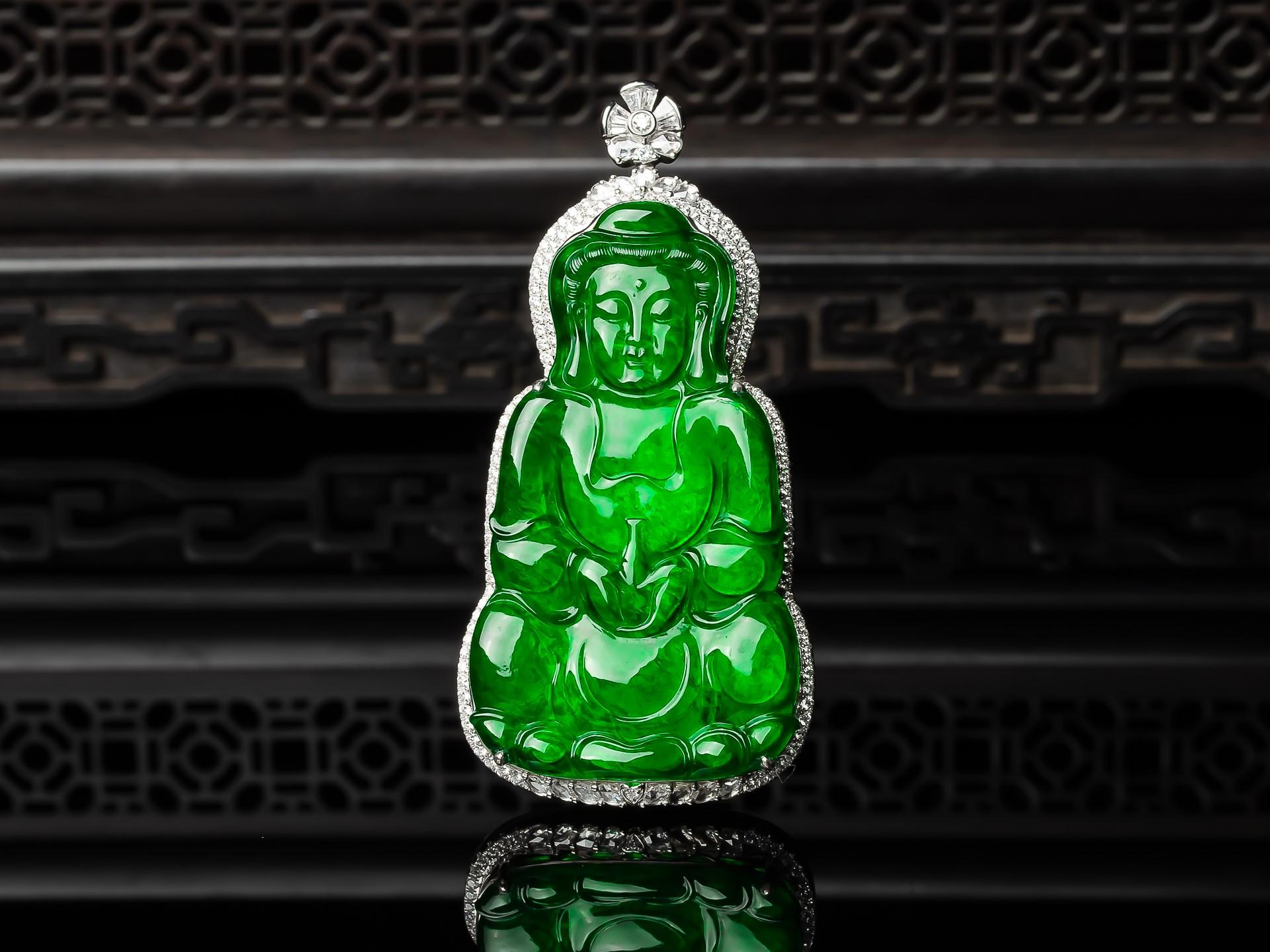Pendentif Kwan Yin impérial en jadéite verte et diamants Unisexe en vente