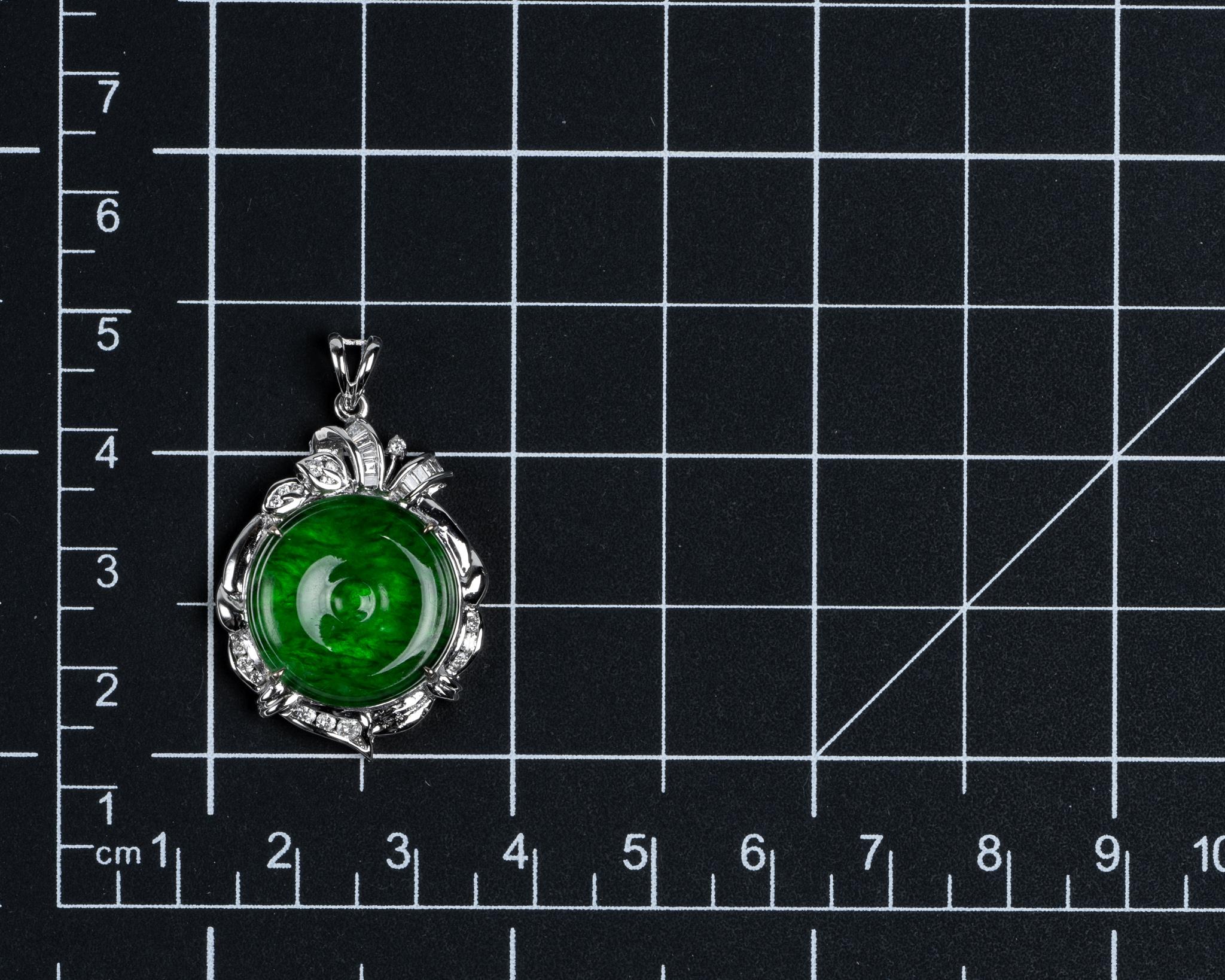 Ciondolo di giada verde imperiale con disco di giada e diamante, certificato non trattato In condizioni Nuovo in vendita a San Francisco, CA