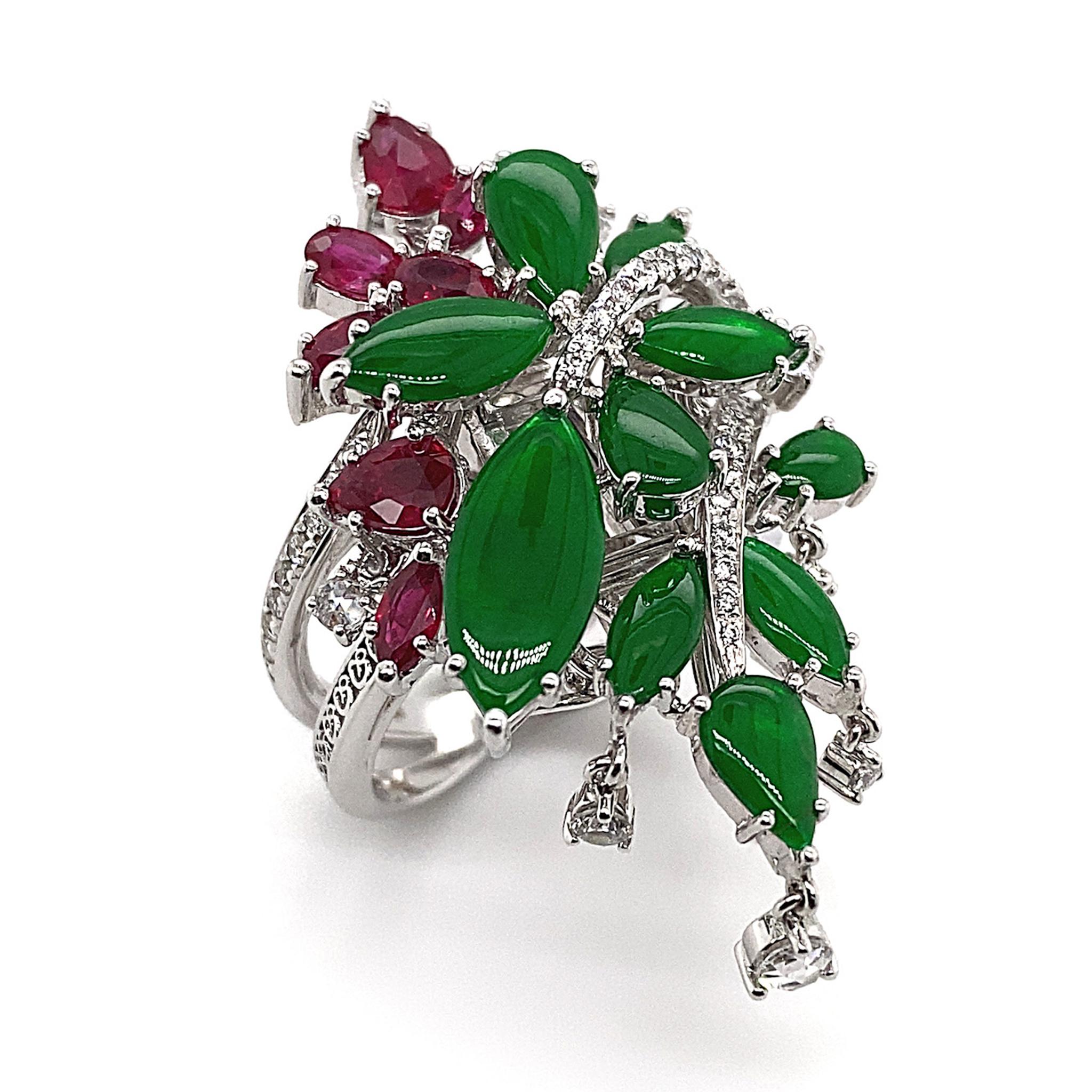 The House of Diamonds' präsentiert einen beeindruckenden, von Blumen inspirierten Ring, der mit hochwertigem 'Imperial Green'-Jadeit, Rubinen und Diamanten in Collectional-Qualität besetzt ist. Ein weiteres wunderschönes Stück aus Dilys'