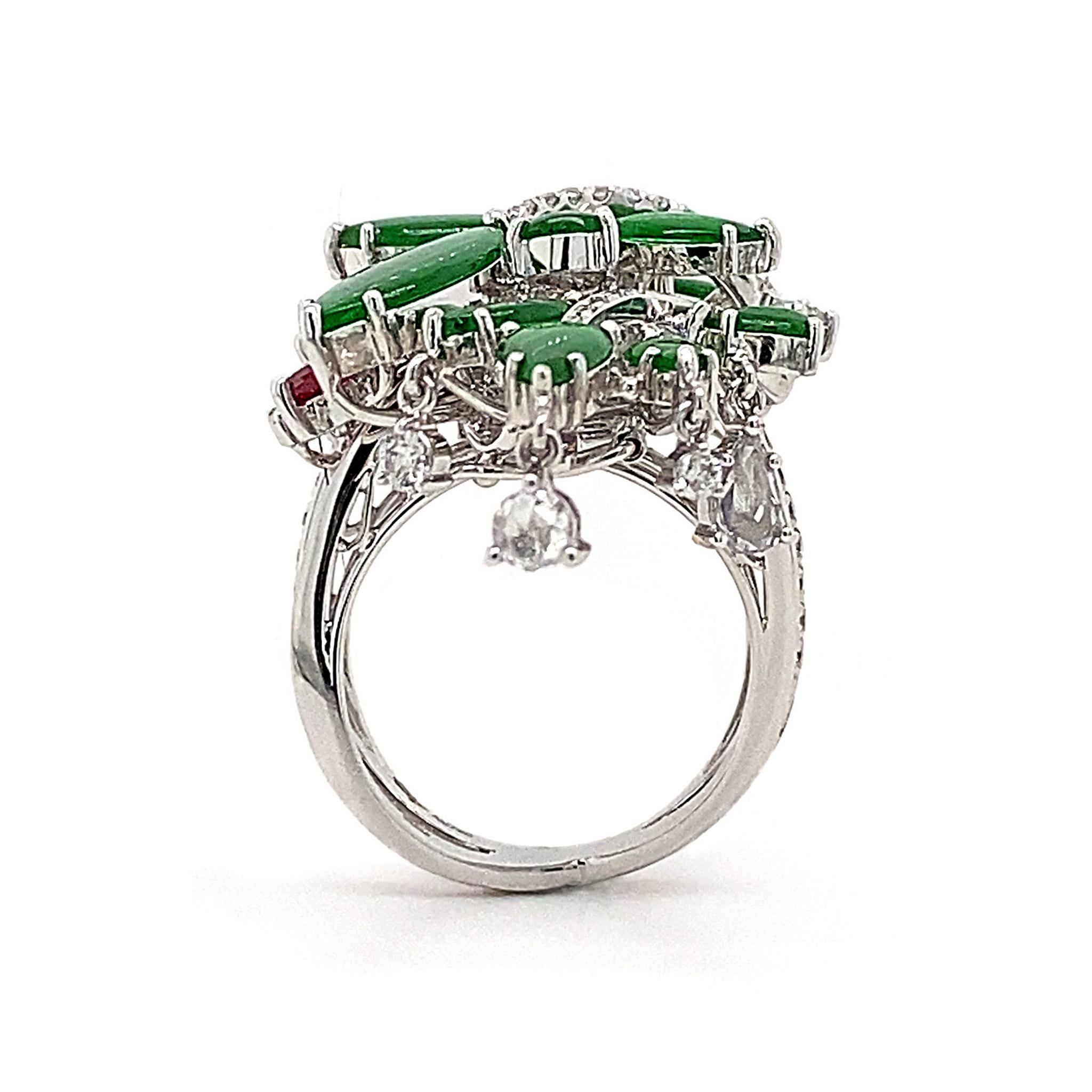'Imperial Green' Jadeite, Ruby and Diamond Ring in 18 Karat Gold In New Condition For Sale In Hong Kong, HK