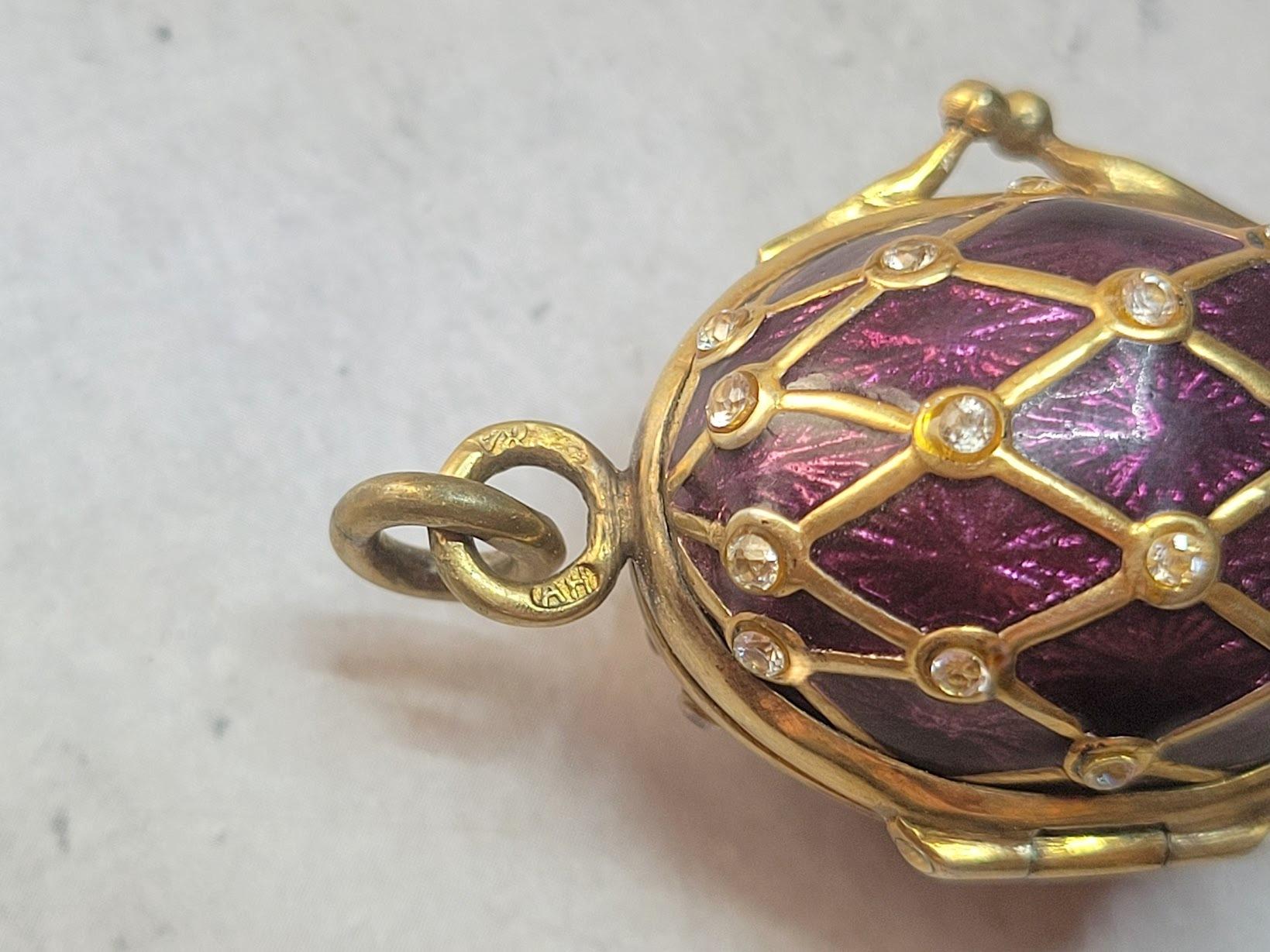 Pendentif en forme d'œuf en émail guilloché doré, maître d'œuvre August Holmström en vente 6