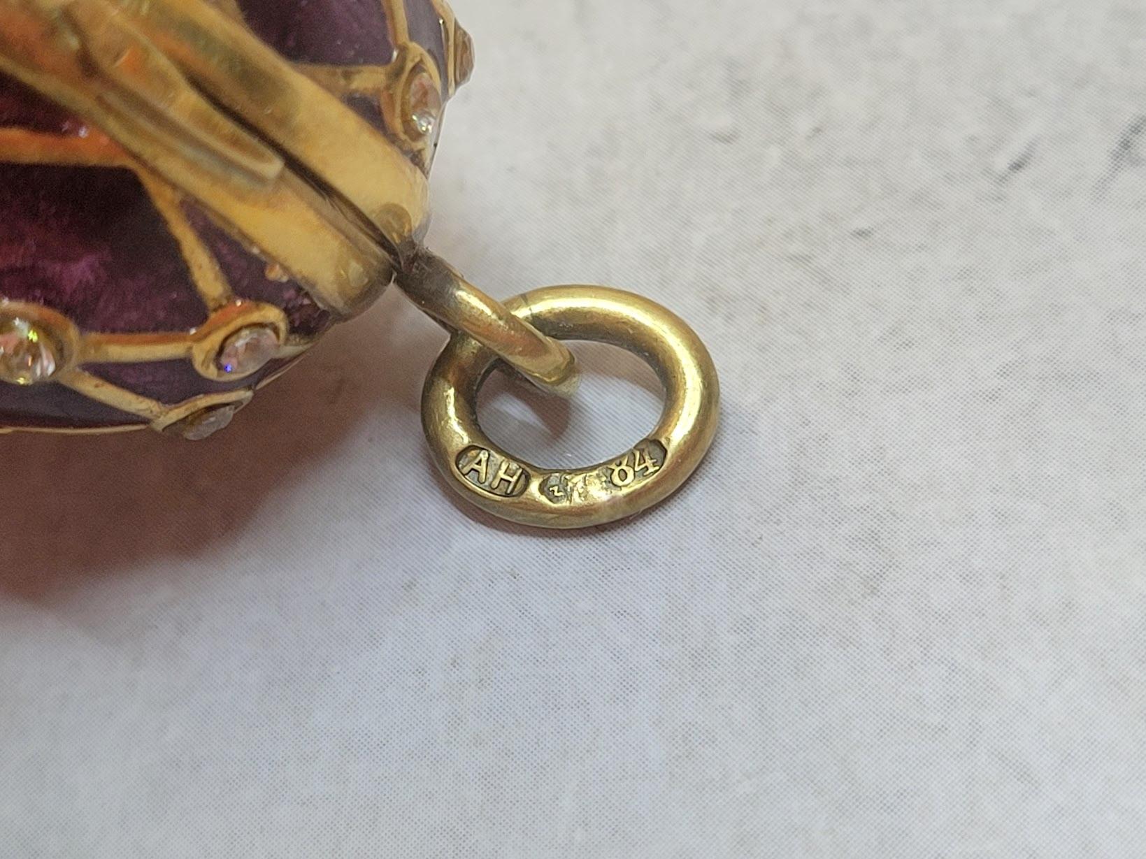Pendentif en forme d'œuf en émail guilloché doré, maître d'œuvre August Holmström en vente 7