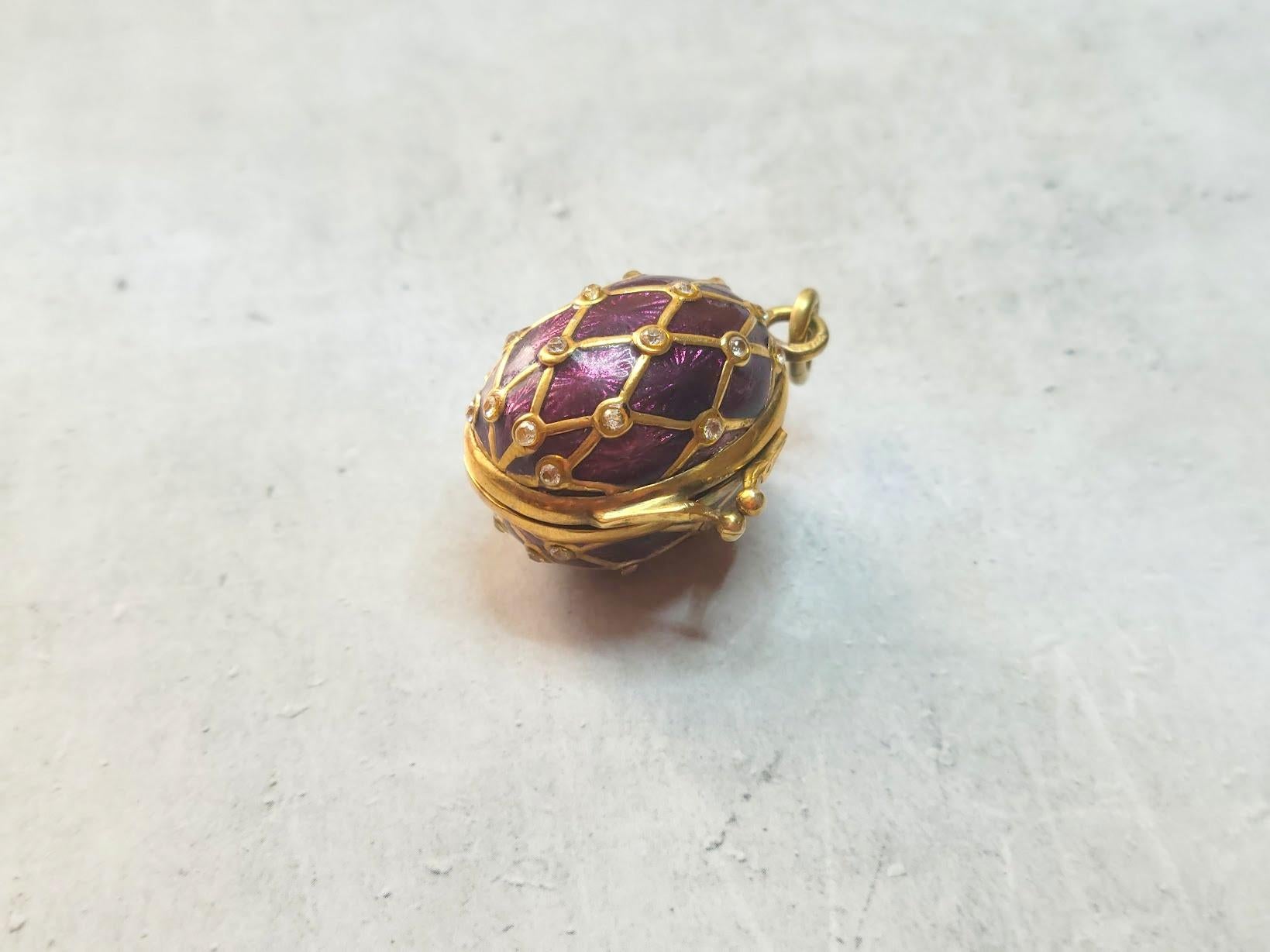 Russe Empire Pendentif en forme d'œuf en émail guilloché doré, maître d'œuvre August Holmström en vente