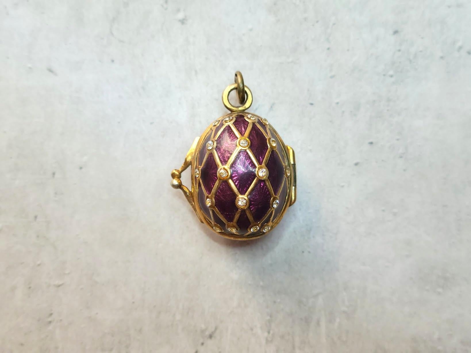 Pendentif en forme d'œuf en émail guilloché doré, maître d'œuvre August Holmström Unisexe en vente