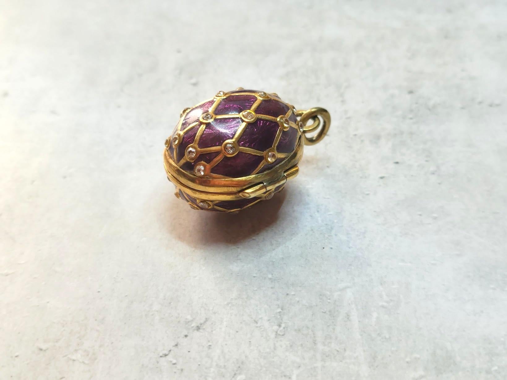 Pendentif en forme d'œuf en émail guilloché doré, maître d'œuvre August Holmström en vente 1