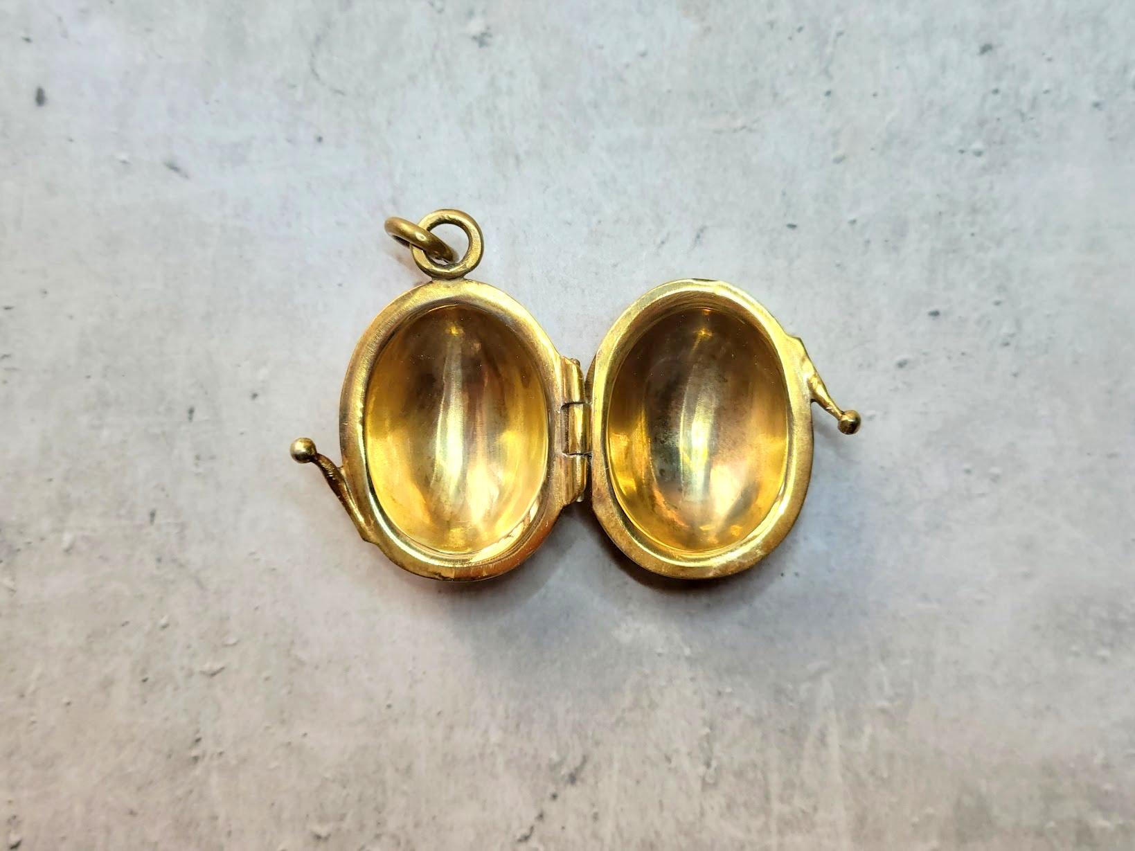 Pendentif en forme d'œuf en émail guilloché doré, maître d'œuvre August Holmström en vente 2