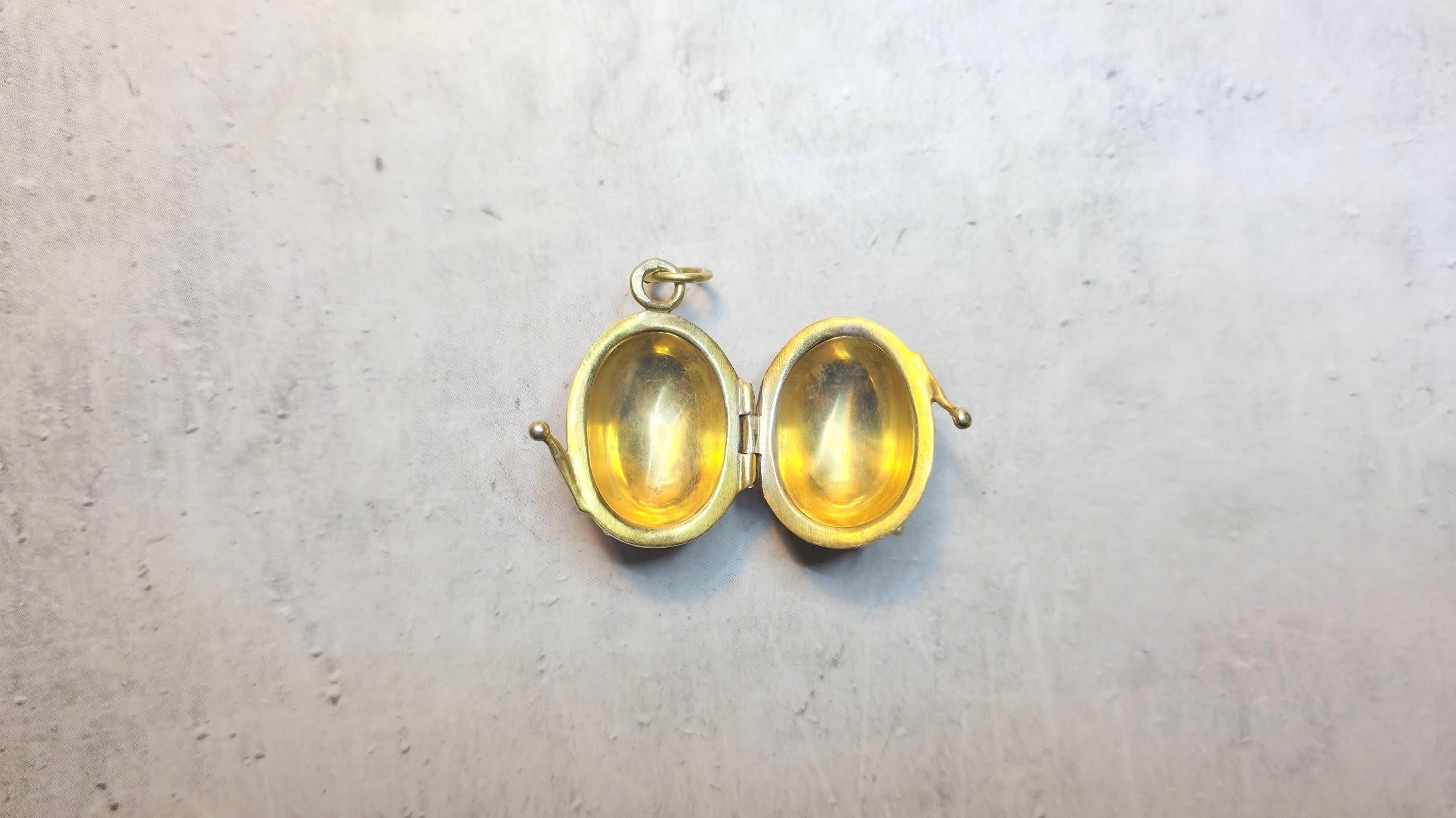 Ciondolo a forma di uovo imperiale in smalto guilloché dorato, maestro d'opera Feodor Afanasiev in vendita 4