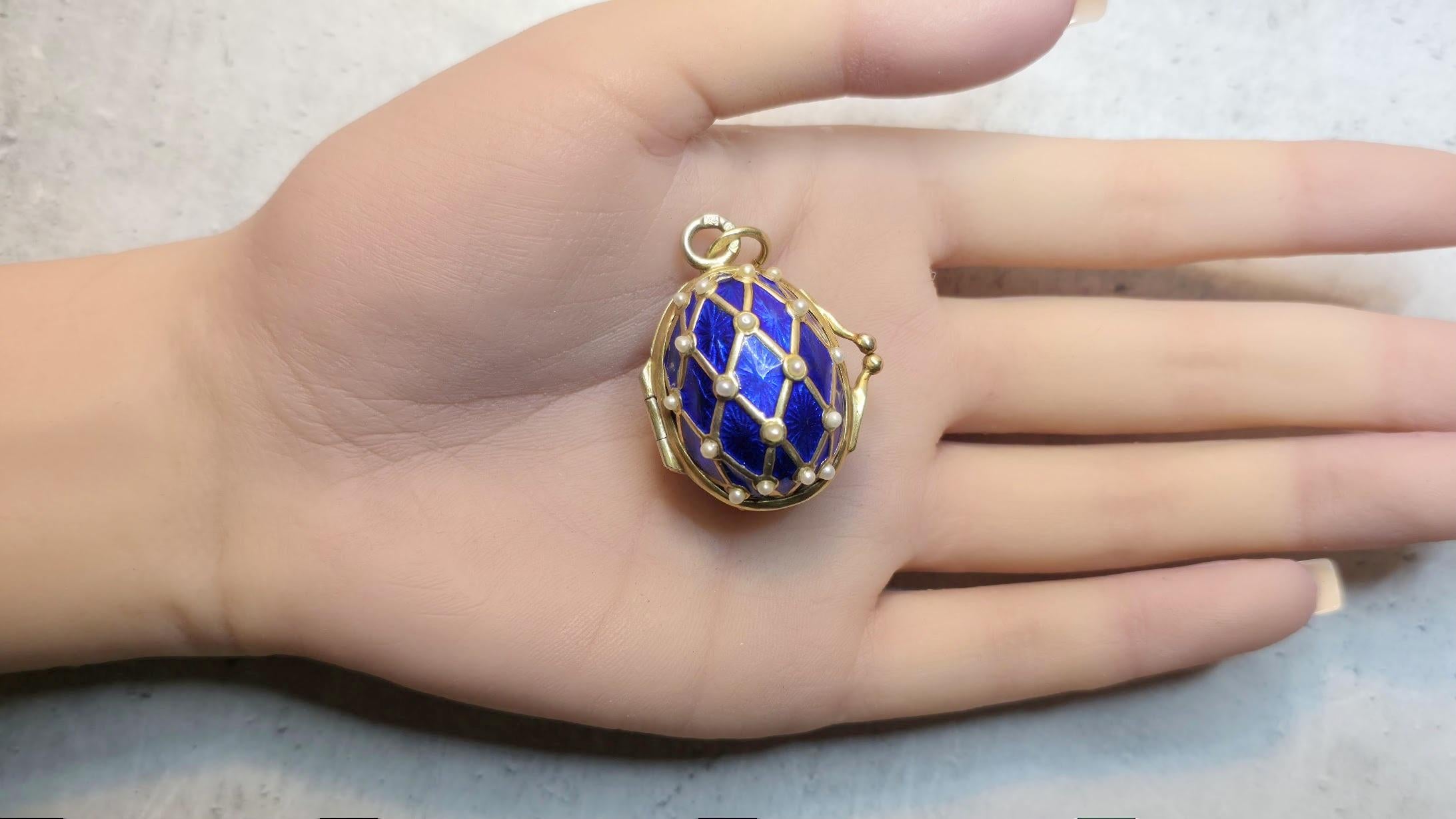 Ciondolo a forma di uovo imperiale in smalto guilloché dorato, maestro d'opera Feodor Afanasiev in vendita 6