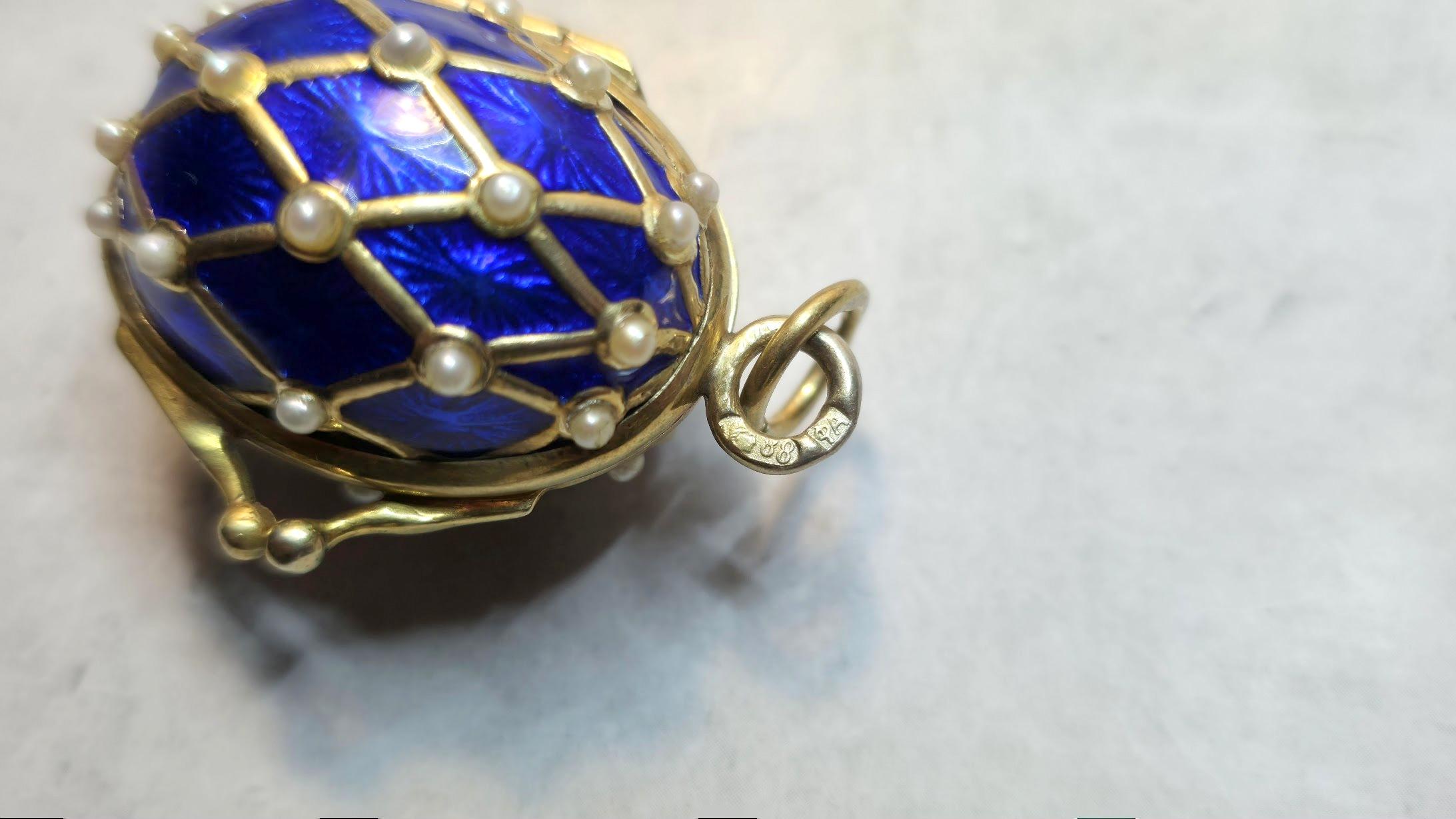 Ciondolo a forma di uovo imperiale in smalto guilloché dorato, maestro d'opera Feodor Afanasiev in vendita 7