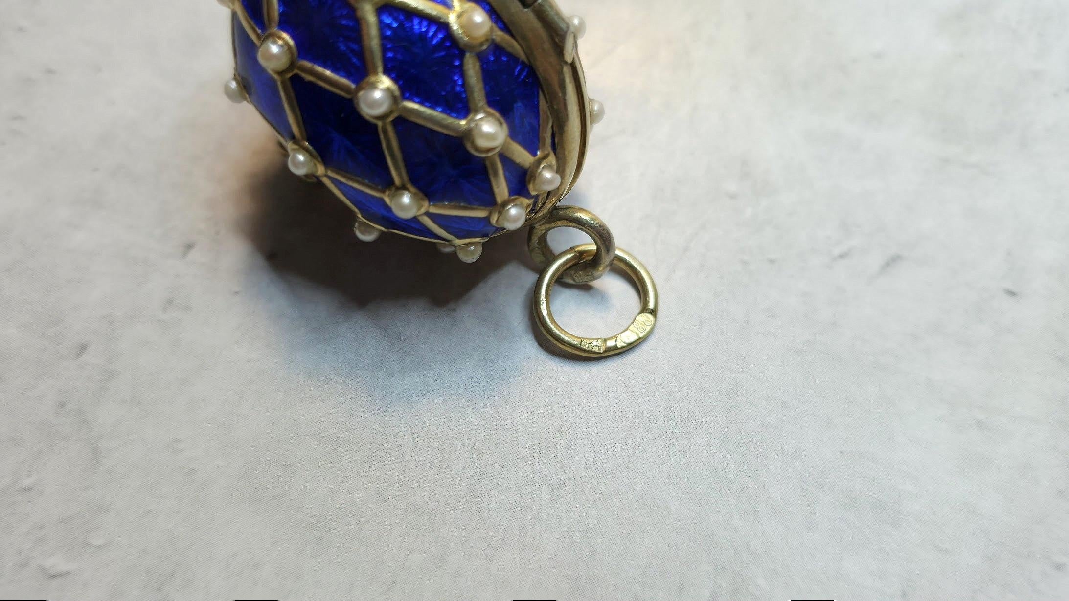 Ciondolo a forma di uovo imperiale in smalto guilloché dorato, maestro d'opera Feodor Afanasiev in vendita 8