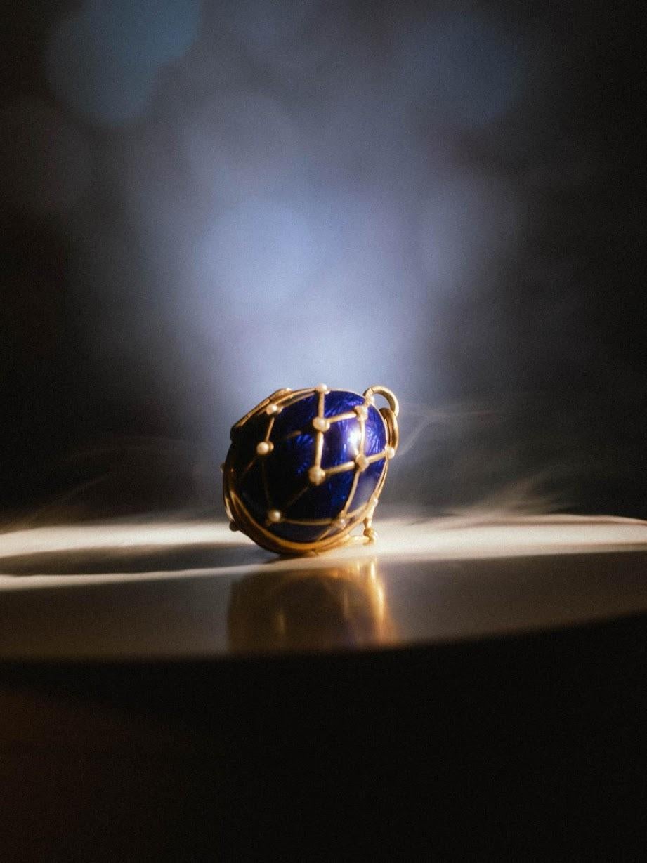 Siamo lieti di presentare uno squisito medaglione antico creato all'inizio del XX secolo nell'Impero russo dal maestro Feodor Afanasyev, noto per la sua collaborazione con la leggendaria azienda Fabergé.

Feodor Afanasyev, originario di una famiglia