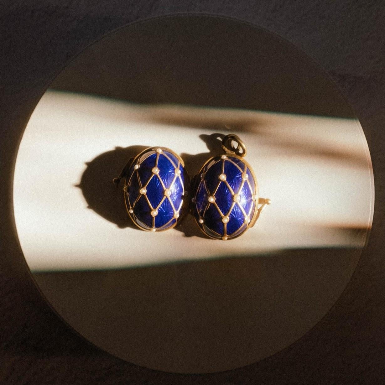 Impero russo Ciondolo a forma di uovo imperiale in smalto guilloché dorato, maestro d'opera Feodor Afanasiev in vendita