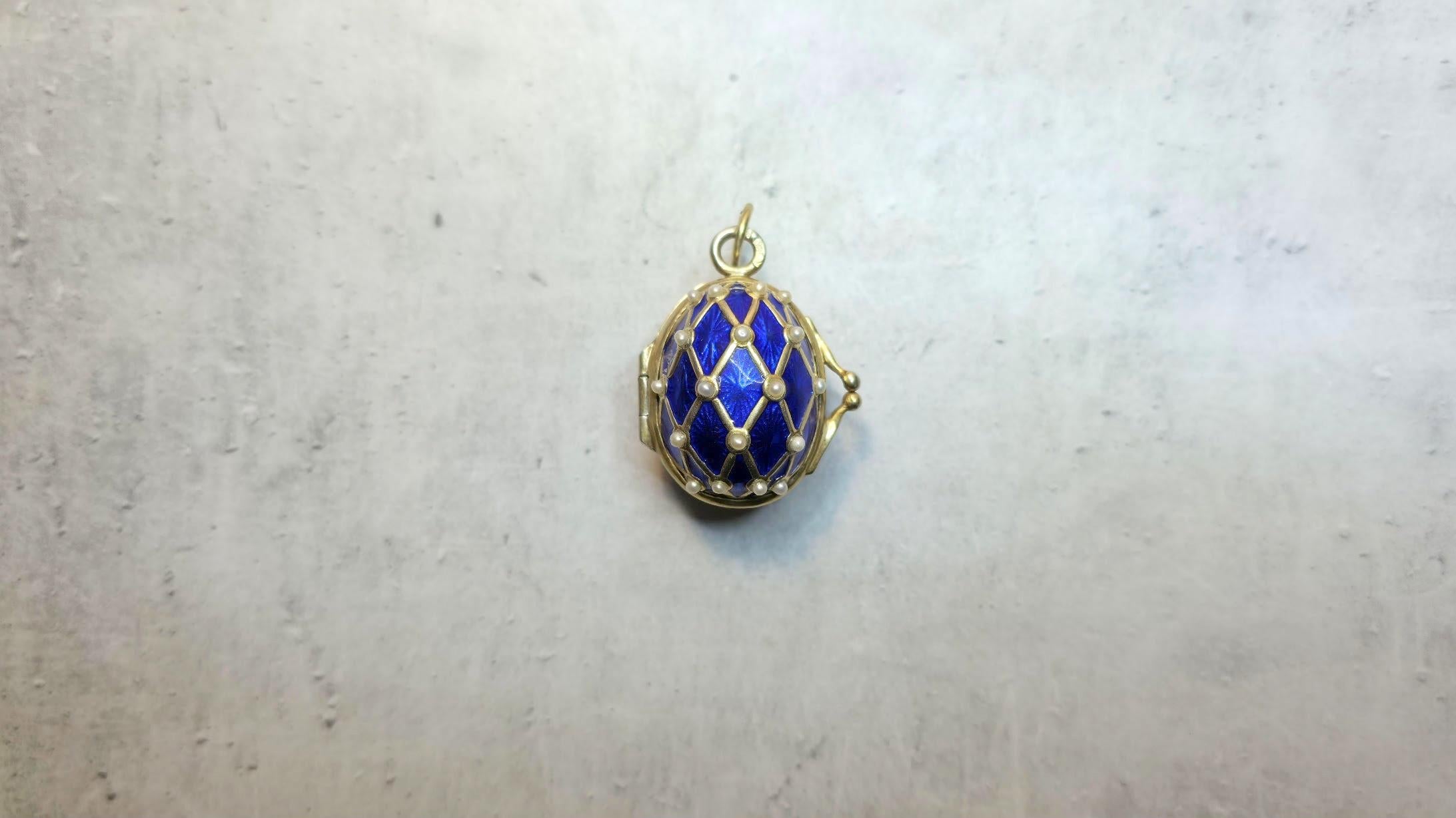Perlina Ciondolo a forma di uovo imperiale in smalto guilloché dorato, maestro d'opera Feodor Afanasiev in vendita
