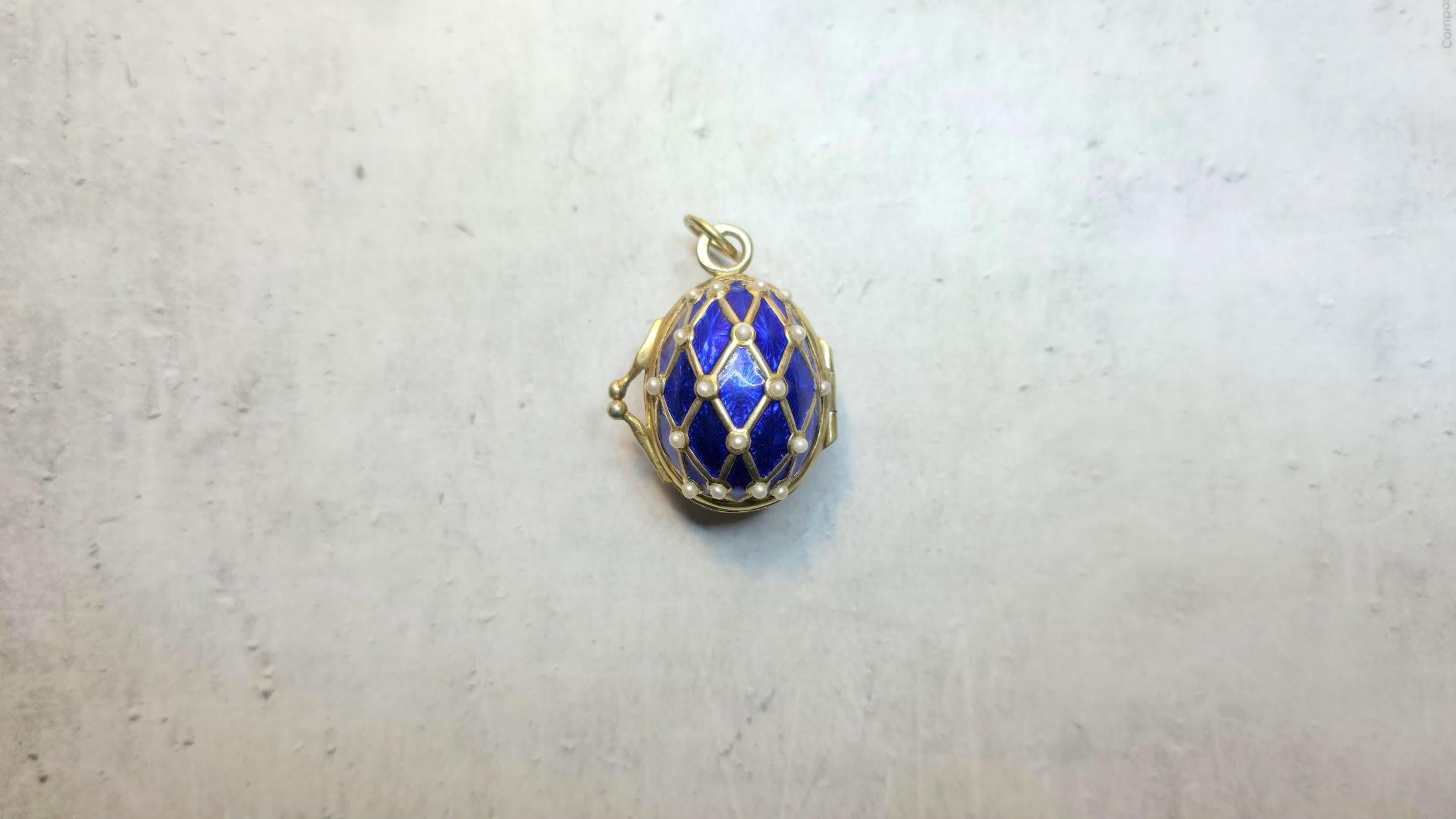 Ciondolo a forma di uovo imperiale in smalto guilloché dorato, maestro d'opera Feodor Afanasiev In condizioni ottime in vendita a Chesterland, OH