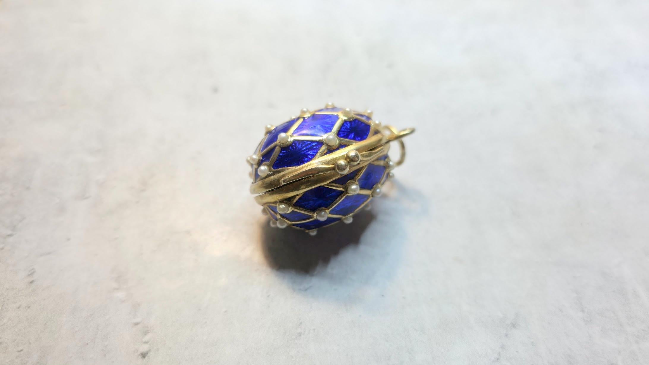 Ciondolo a forma di uovo imperiale in smalto guilloché dorato, maestro d'opera Feodor Afanasiev in vendita 3