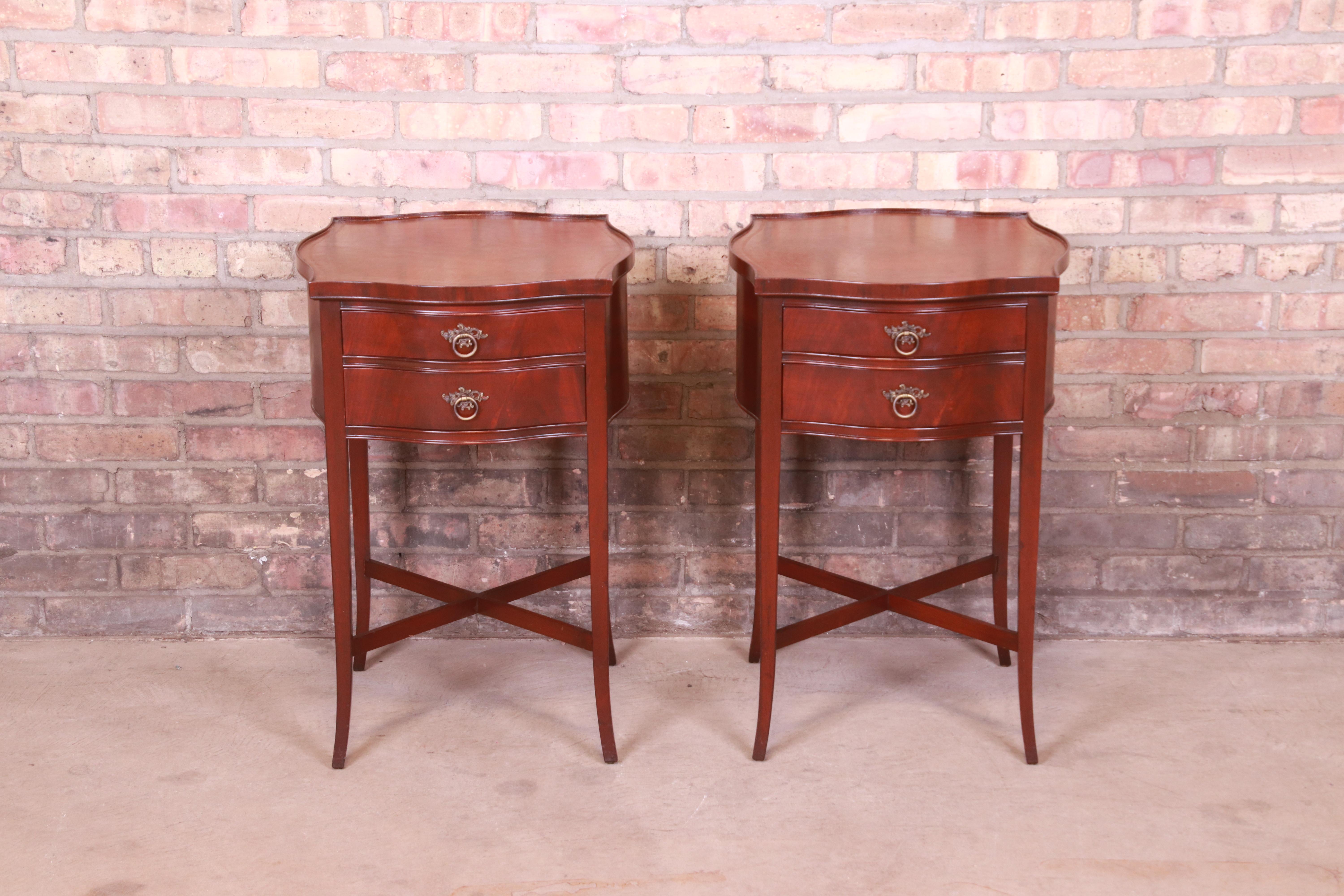 A gorgeous pair of Hepplewhite style nightstands, end tables, or tea tables

By Imperial Furniture,

USA, Circa 1940s

Flame mahogany, with original brass hardware and embossed leather tops.

Measures: 18