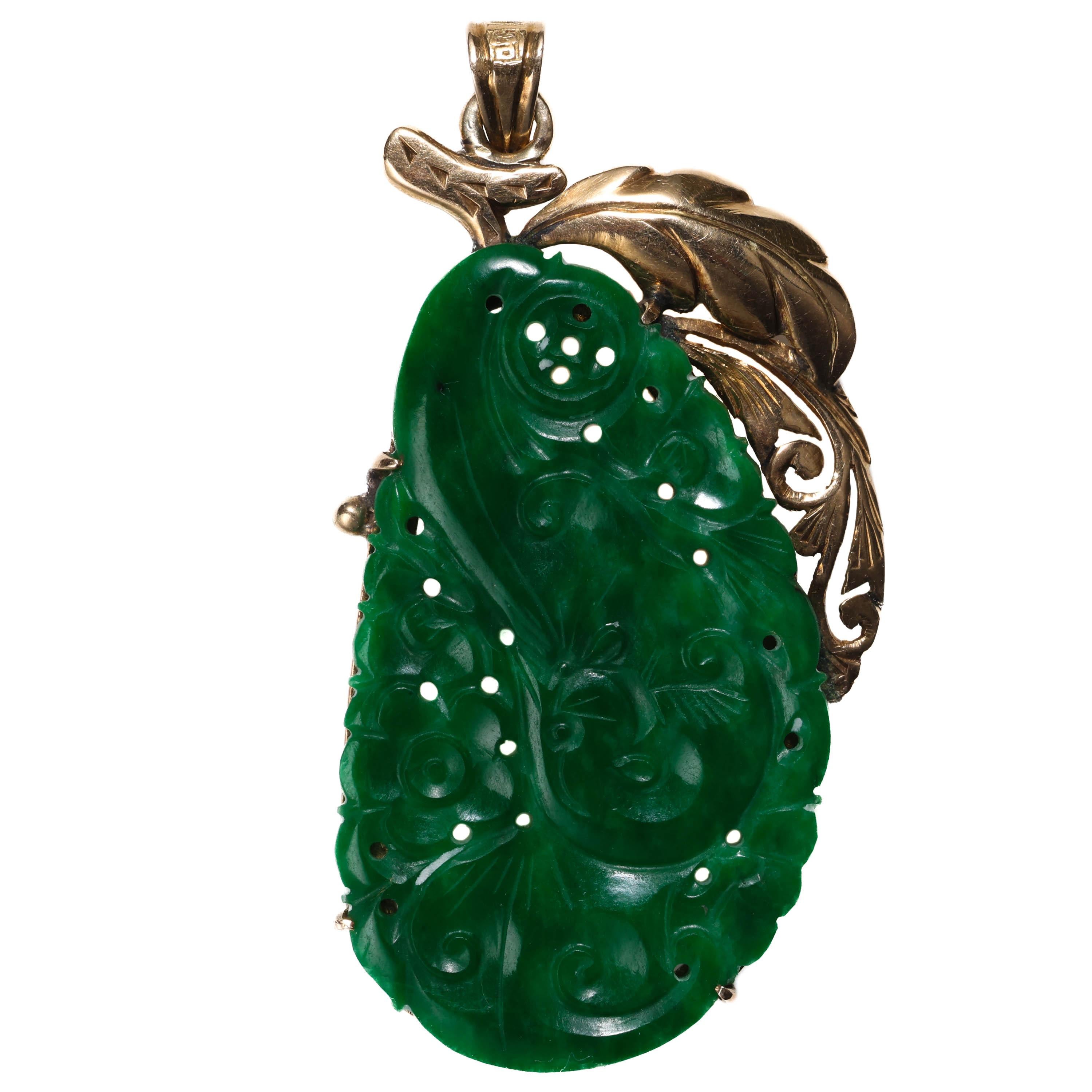 La sculpture de jade que vous voyez ici n'est pas une sculpture de jade ordinaire. Il s'agit d'une variété de jade connue sous le nom de jade kosmochlore. Qu'est-ce que le jade kosmochlore ? Elle est également connue sous le nom de jadéite