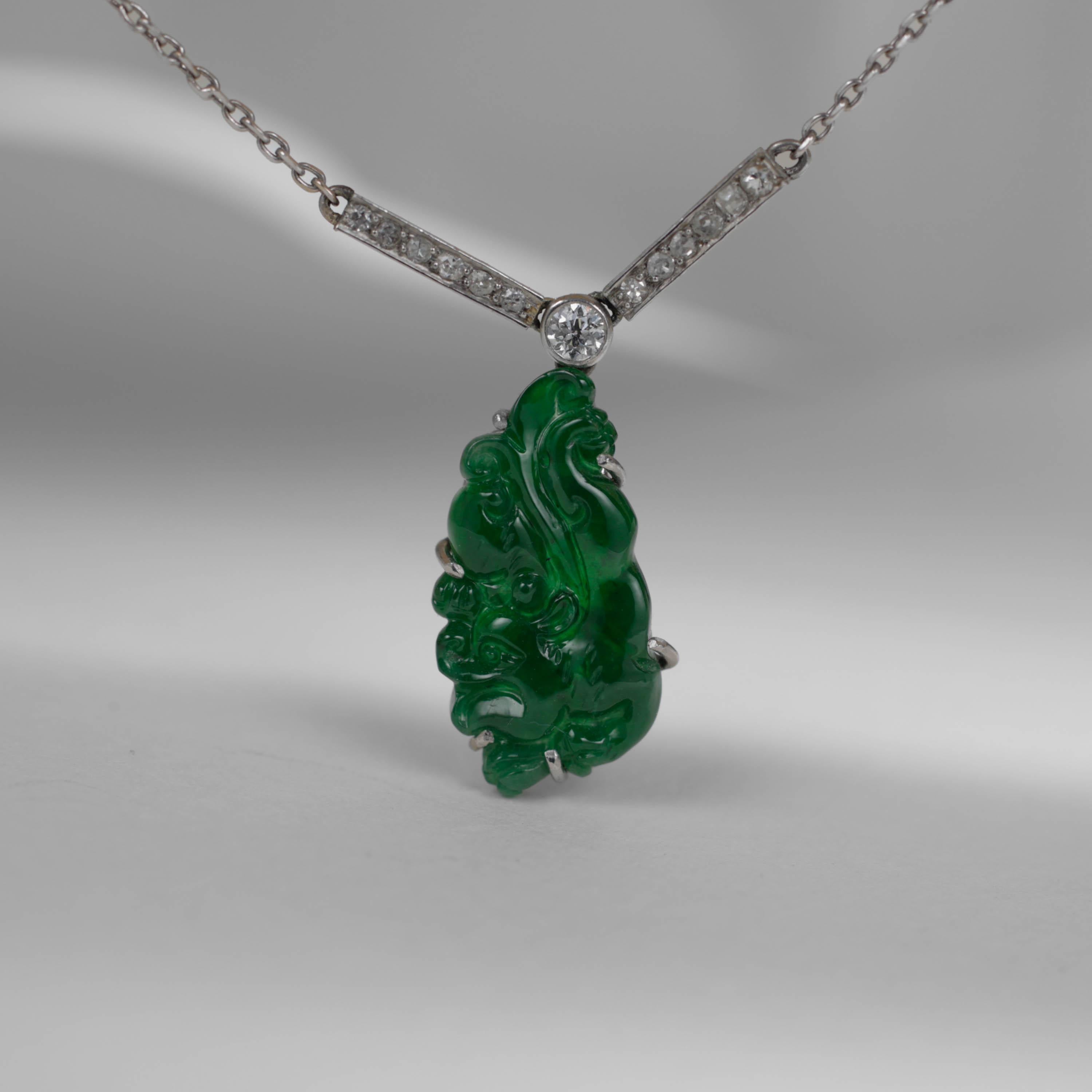 Dieser prächtige Anhänger, der in den 1920er Jahren geschaffen wurde, zeigt das Seltenste vom Seltenen: einen GIA-zertifizierten, natürlichen und unbehandelten Jadeit, der eine satte, smaragdgrüne Farbe und hohe Lichtdurchlässigkeit aufweist. Jade
