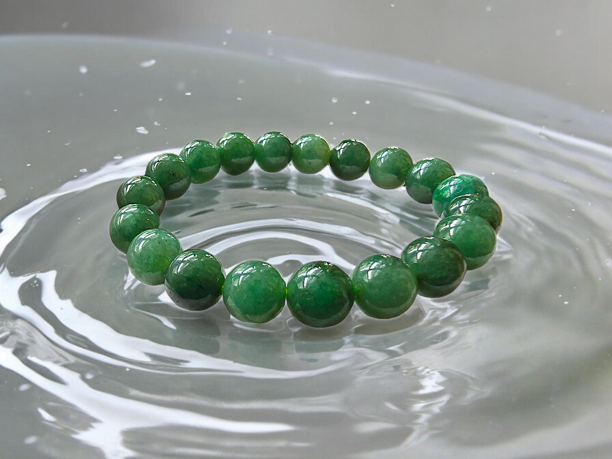 Imperial Japanese Green Burmese A-Jade Jadeite Beaded Bracelet (MADE IN JAPAN) (10.5mm Each x 19 beads) 05029 with calibrated ball beads.

10.5mm each, 19 perfectly calibrated Green Burmese Jadeite Beads. This unique beads bracelet is 100% cut,