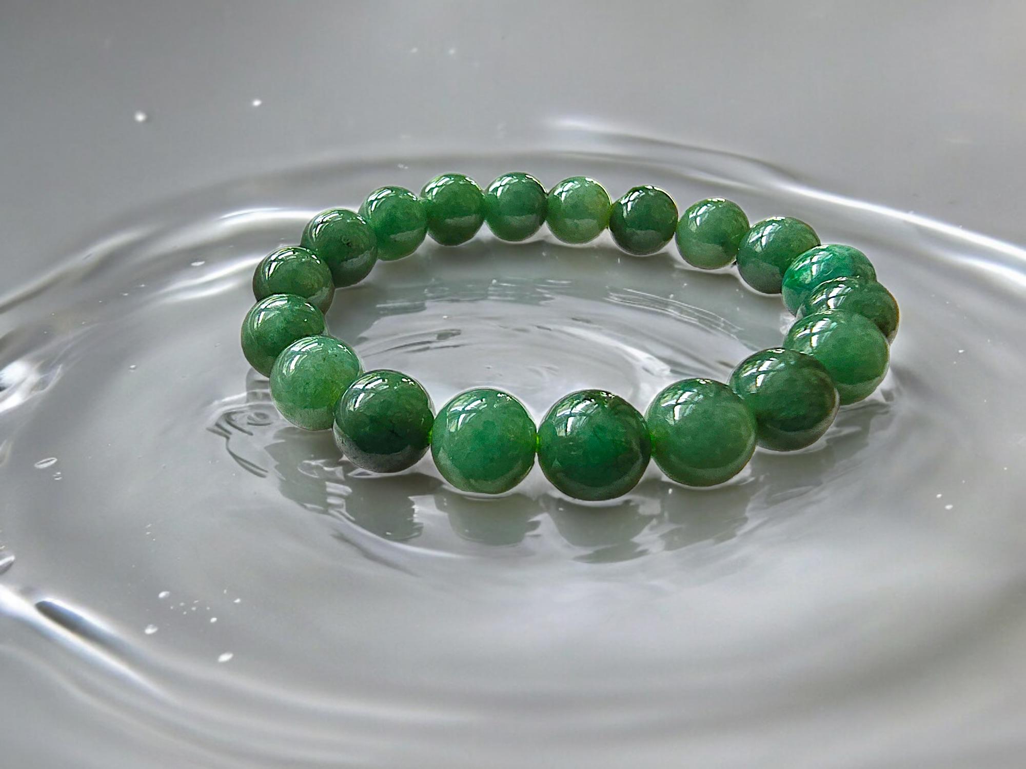 Women's or Men's Imperial Japanese Green Burmese A-Jadeite Beaded Bracelet (MADE IN JAPAN) 10.5mm For Sale