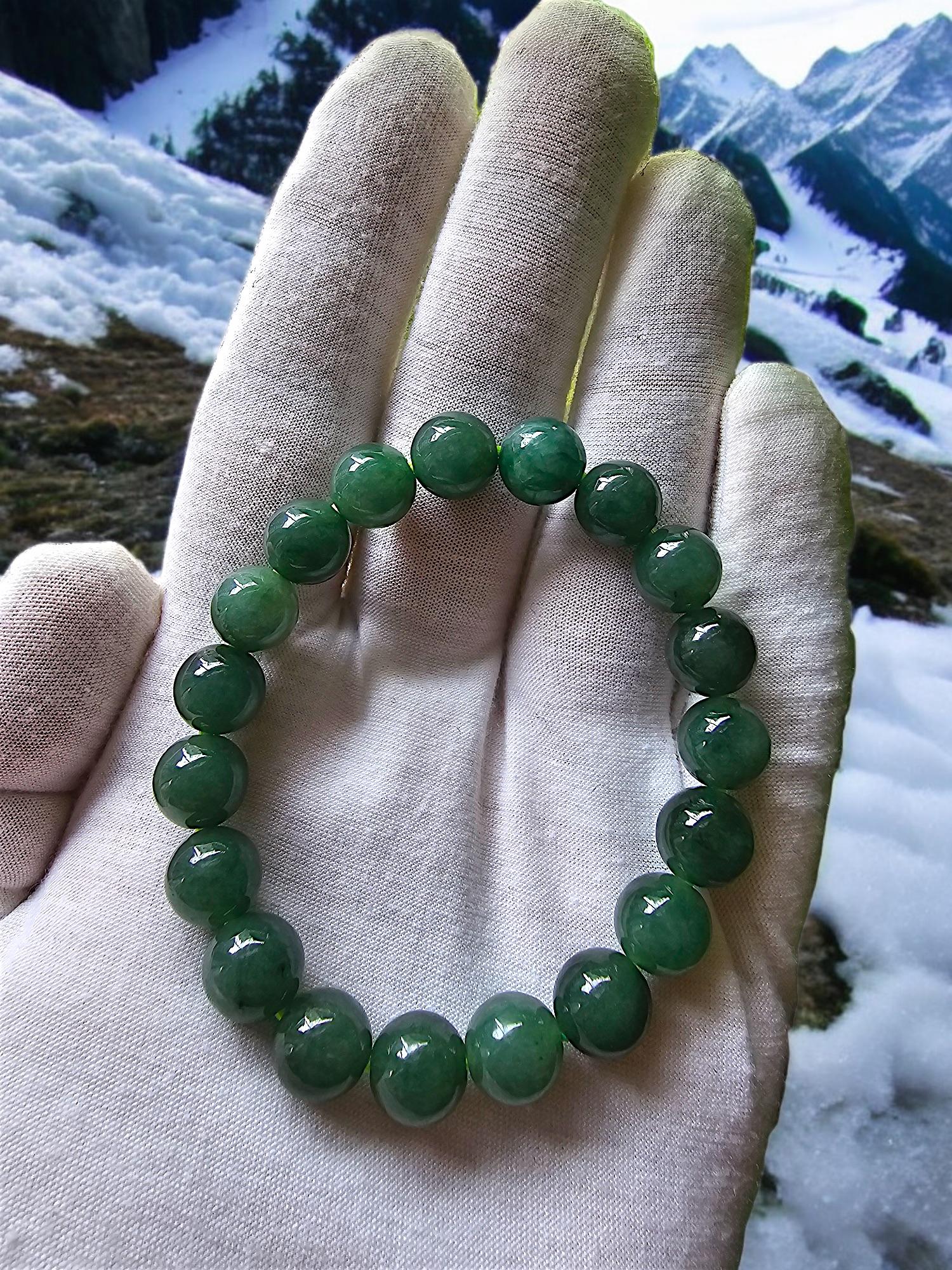 Imperial Japanese Green Burmese A-Jadeite Beaded Bracelet (MADE IN JAPAN) 10.5mm For Sale 1