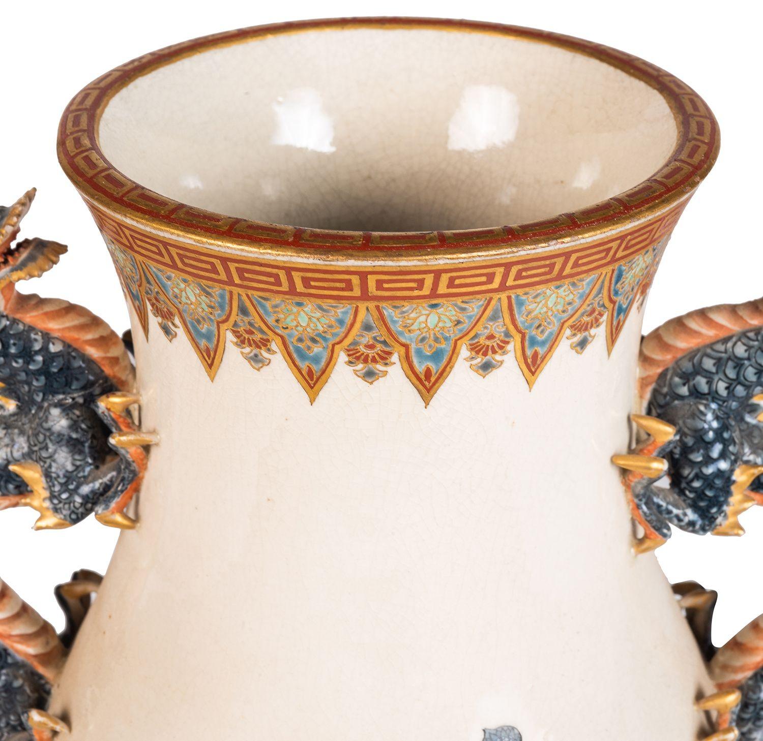 Dipinto a mano Vaso imperiale giapponese Satsuma a due manici, periodo Meiji. in vendita
