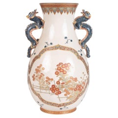 Vase japonais impérial Satsuma à deux poignées, période Meiji
