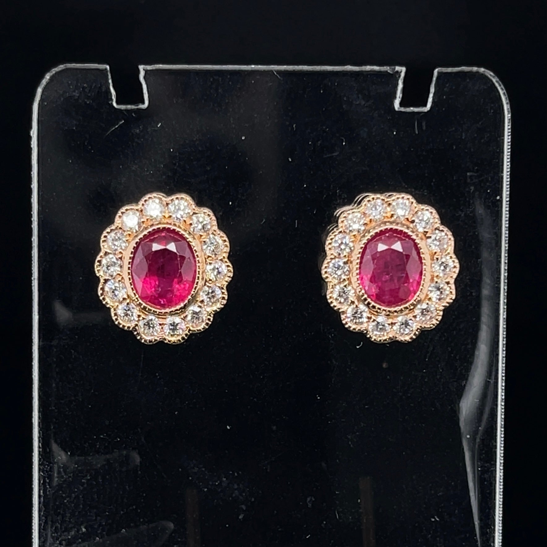 Taille ovale Clous d'oreilles en or rose 18 carats, rubis et diamants, bijouterie impériale en vente