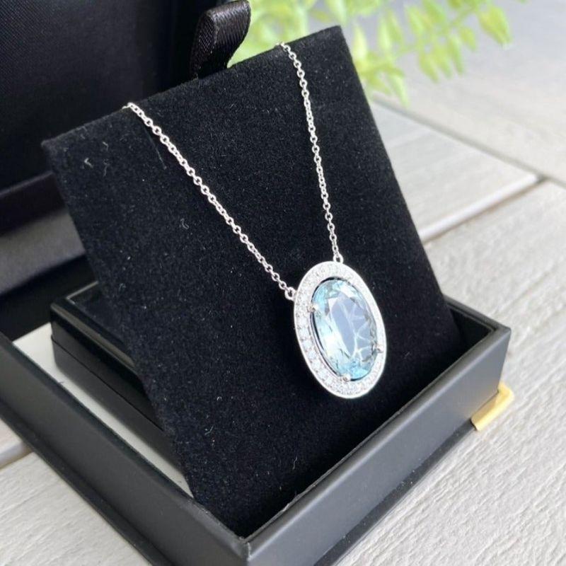 Oval Cut 18ct White Gold Aquamarine Oval Pendant and Necklace For Sale