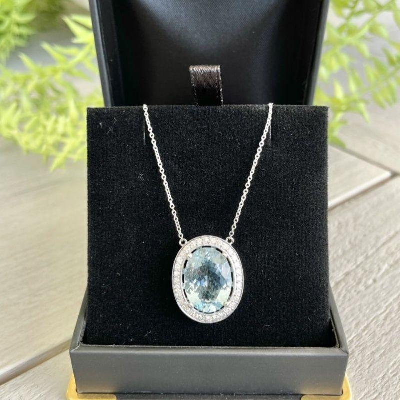 18ct White Gold Aquamarine Oval Pendant and Necklace In New Condition For Sale In Sydney, NSW
