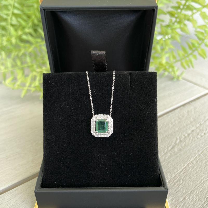 18ct White Gold Emerald and Diamond Pendant and Necklace In New Condition For Sale In Sydney, NSW