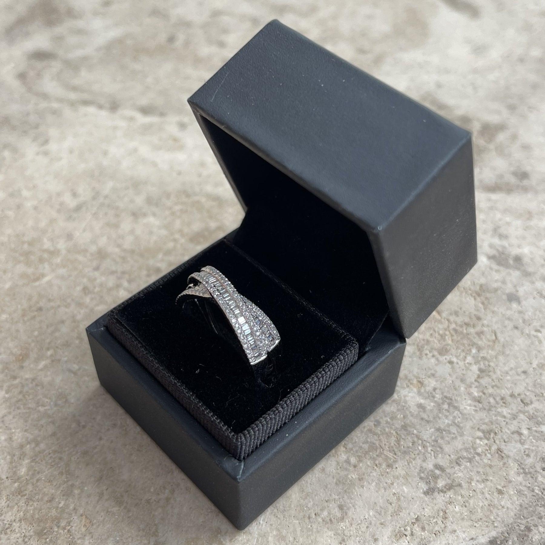 For Sale:  18ct White Gold Ring with 0.19ct and 0.20ct Diamonds 3
