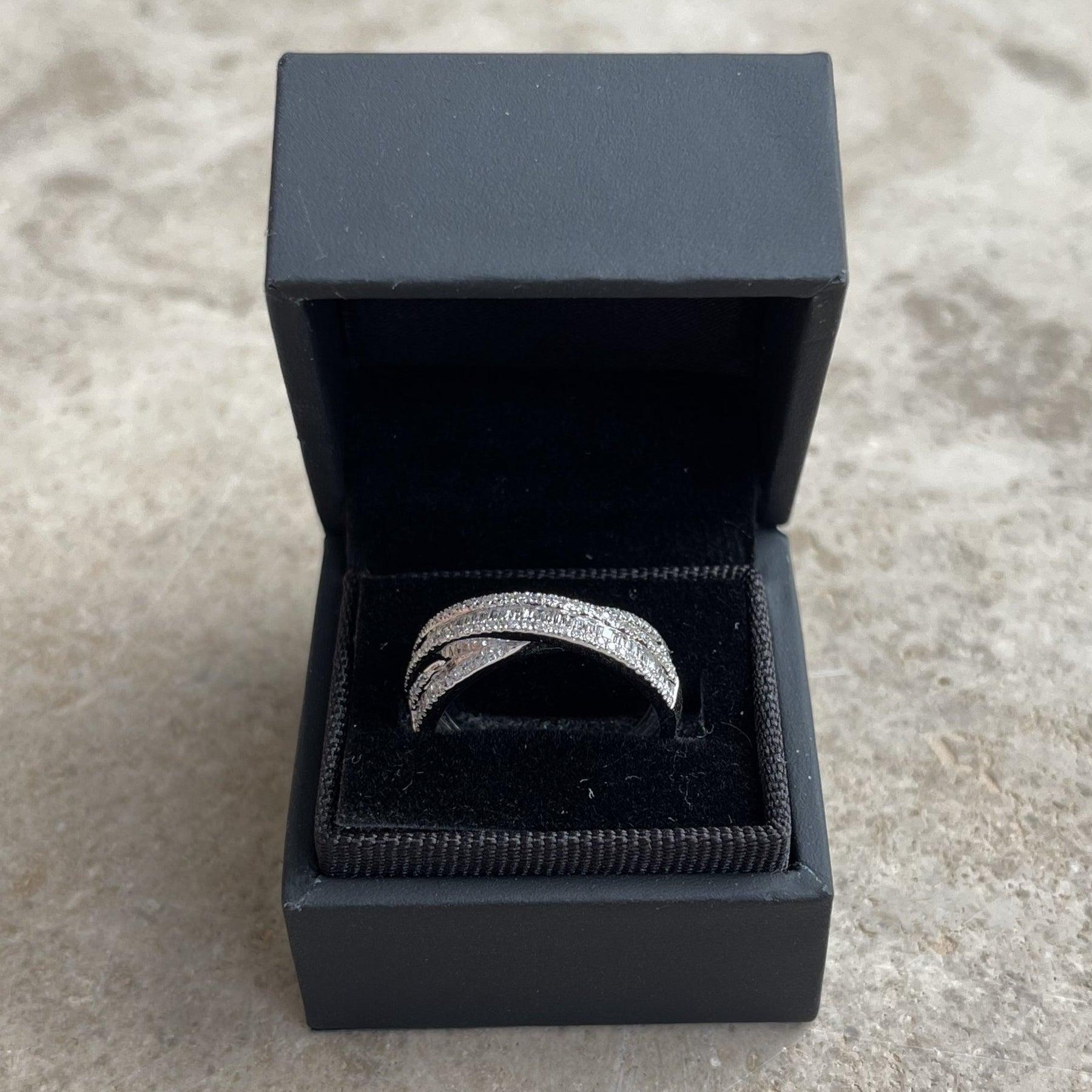 For Sale:  18ct White Gold Ring with 0.19ct and 0.20ct Diamonds 4