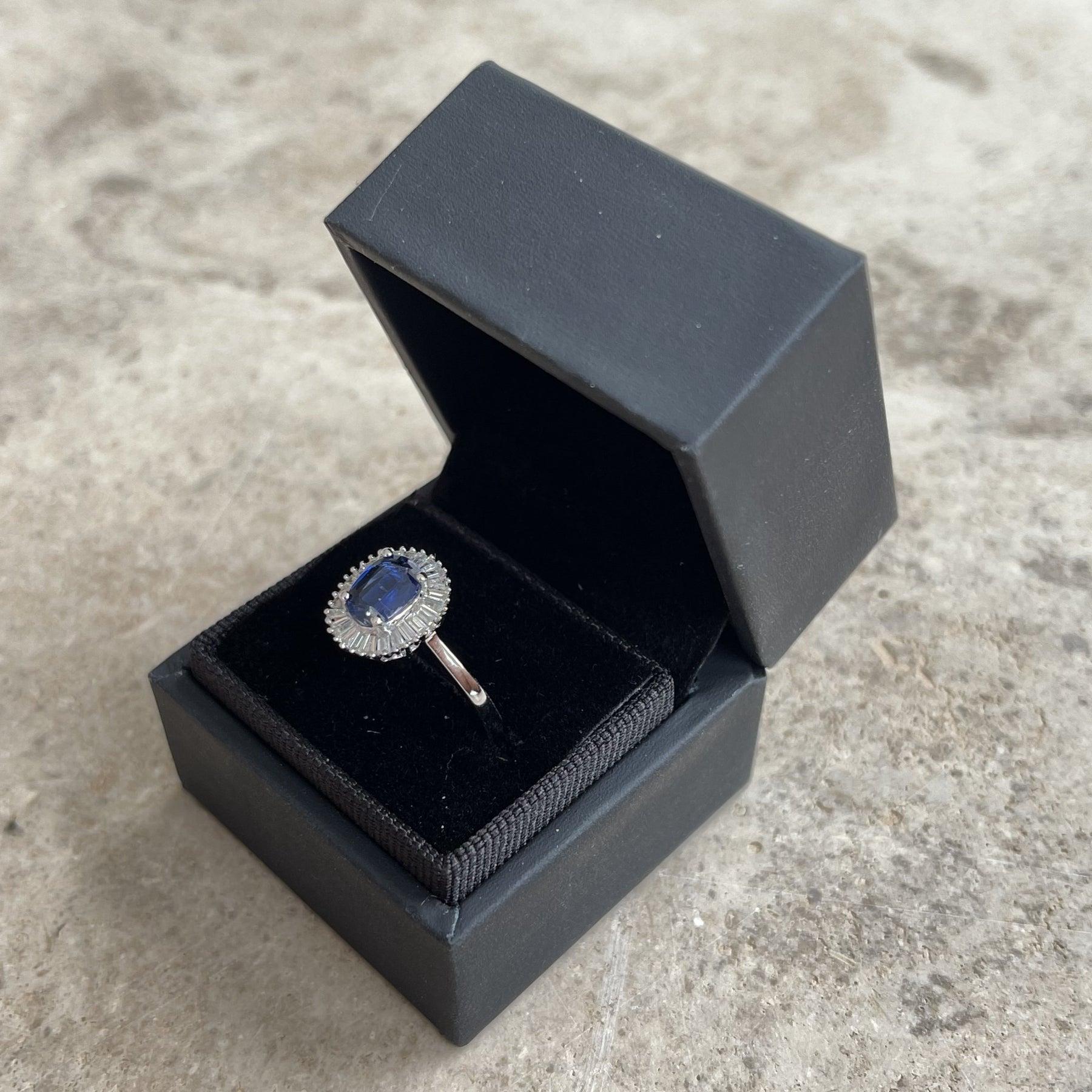 For Sale:  18ct White Gold Ring with 0.91ct Kyanite and Diamond 4