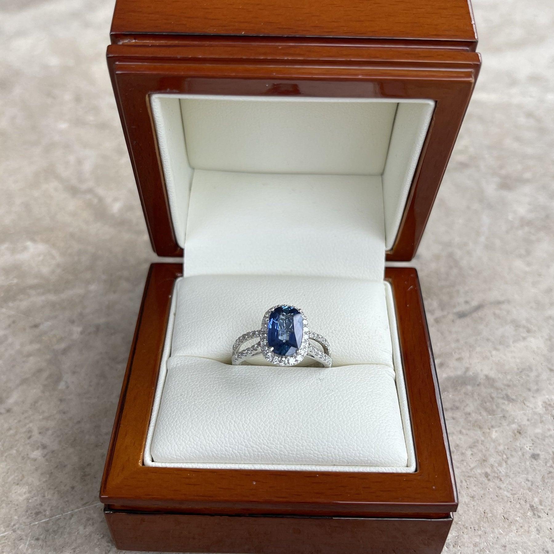 For Sale:  18ct White Gold Sapphire and Diamond Ring 3