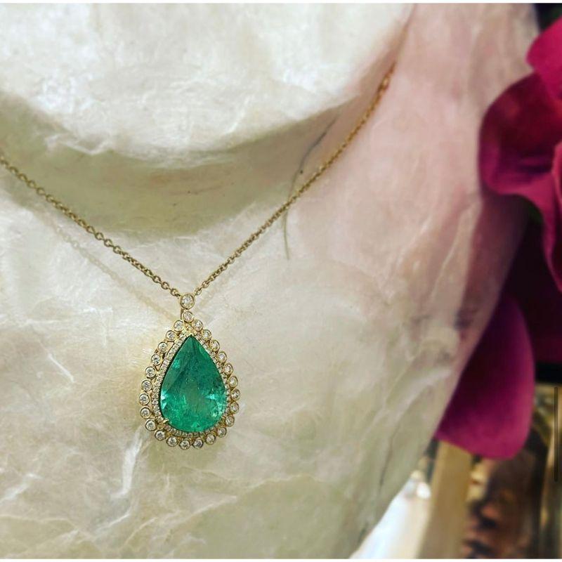 A pear cut colombian emerald and round brilliant cut diamond 18CT yellow gold necklace 

Total Emerald Weight: 7.13ct
Emerald Grade/Colour: Bluish-Green, Tone- Medium, Clarity- Minor eye visible inclusions. 
Emerald Origin: Colombia
Dimensions :