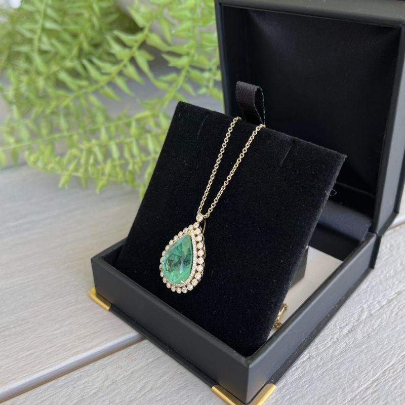 18ct Yellow Gold Colombian Emerald and Diamond Necklace In New Condition For Sale In Sydney, NSW