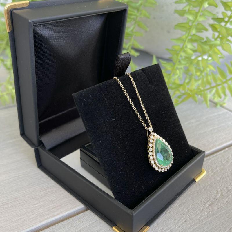 Women's 18ct Yellow Gold Colombian Emerald and Diamond Necklace For Sale