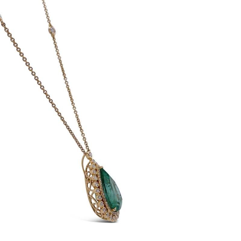 Contemporary 18ct Yellow Gold Colombian Emerald and Diamond Necklace For Sale