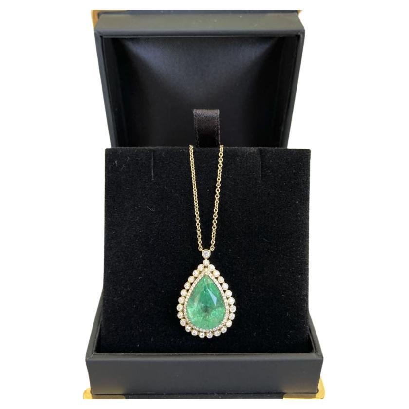Pear Cut 18ct Yellow Gold Colombian Emerald and Diamond Necklace For Sale