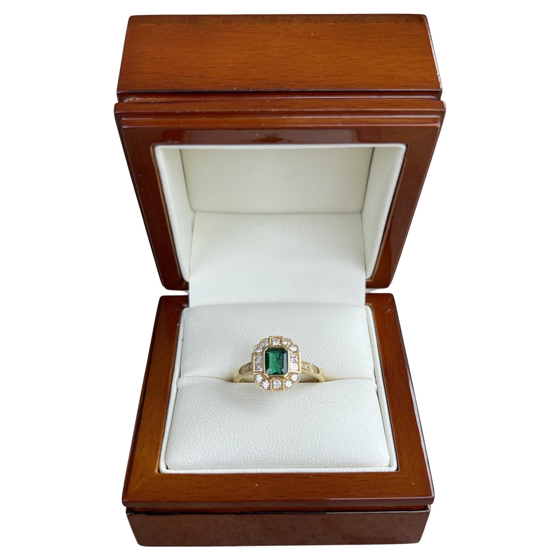 For Sale:  18ct Yellow Gold Ring with Colombian Emerald and Diamond 7