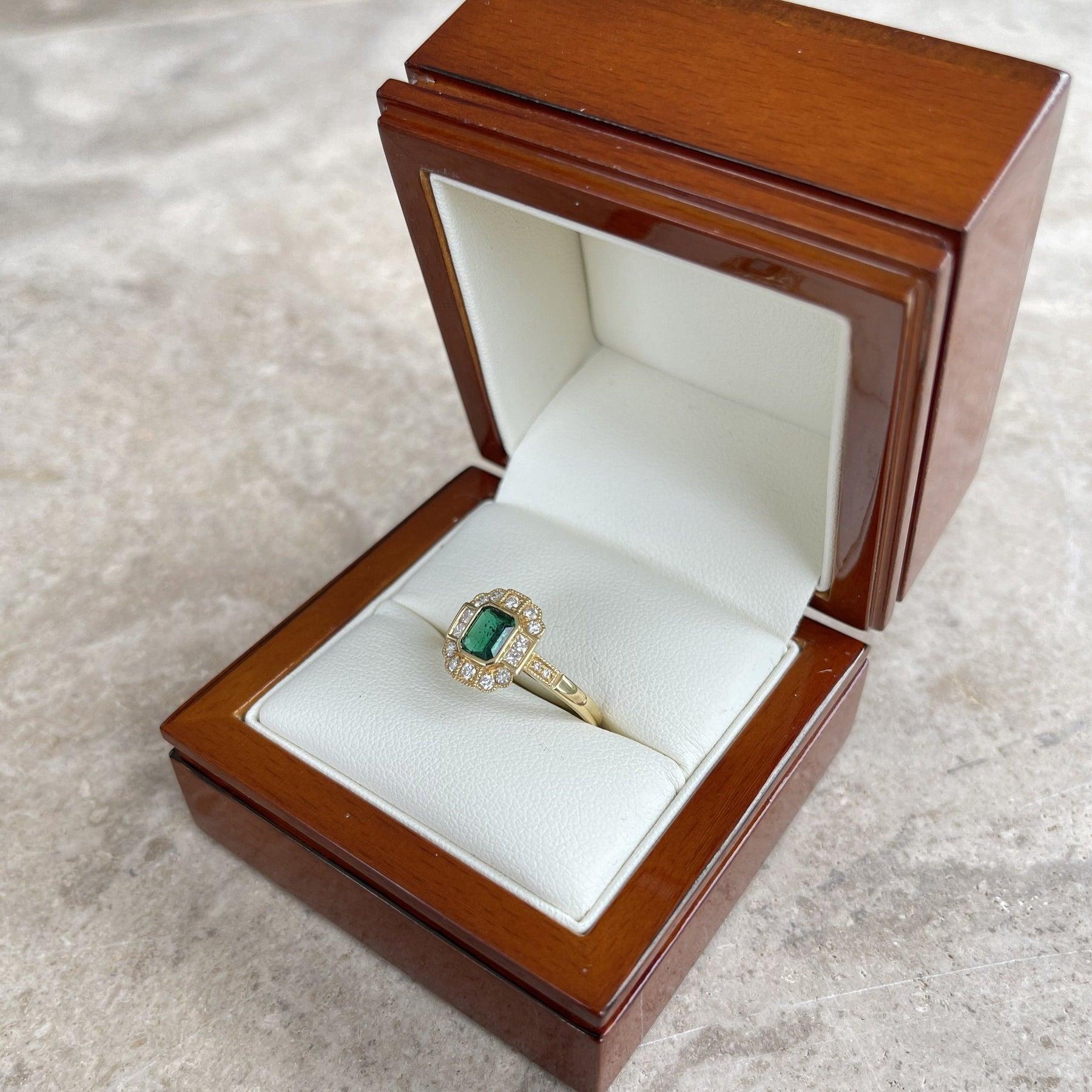 For Sale:  18ct Yellow Gold Ring with Colombian Emerald and Diamond 8